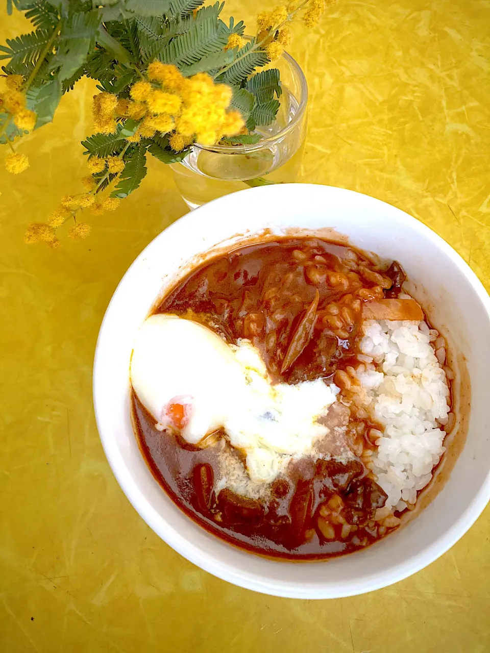 残り物のビーフシチューにご飯と温玉乗せた♪|NYKさん