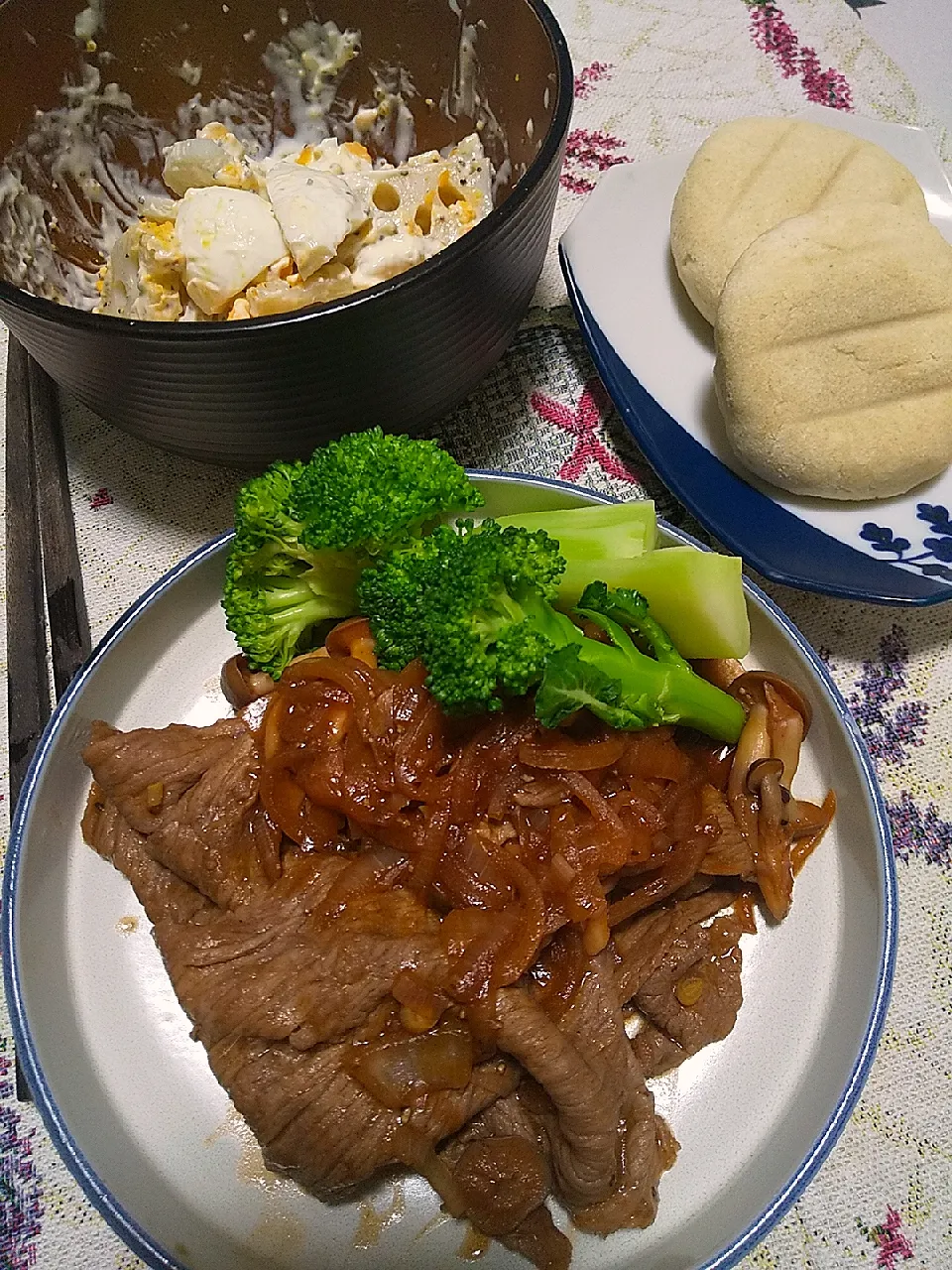 Snapdishの料理写真:今日のお昼ごはん
※牛肉スライスの赤ワインソース
※レンコンと玉子のサラダ
※おからパウダープチパン|れあMIXさん