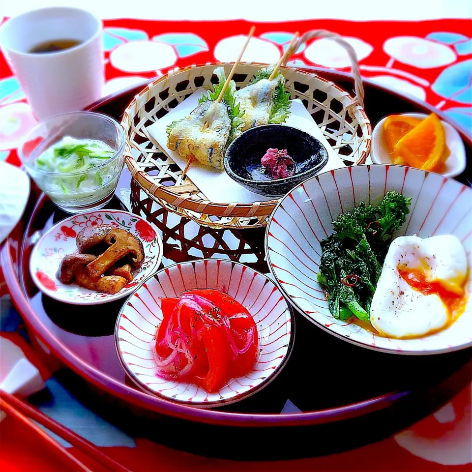 サヨリのしそ巻き天ぷら🐟菜の花ペペロンチーノ🌼トマトと紫玉ねぎマリネ🍅🧅椎茸のバター醤油焼き🍄長芋ときゅうりの和え物🥒|Naoさん