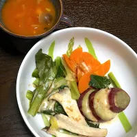 Snapdishの料理写真:蒸し野菜とトマトスープ🍅|emiさん