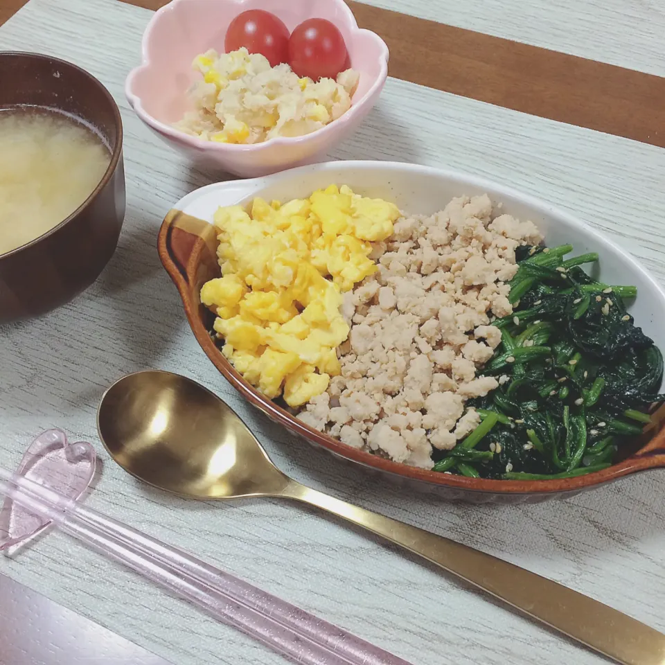 Snapdishの料理写真:三色丼とポテサラ🍅|waiwaiさん