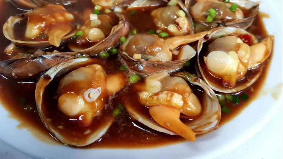 Snapdishの料理写真:豉汁炒蚬 - saute yellow clams in fermented black beans sauce|steven z.y.さん