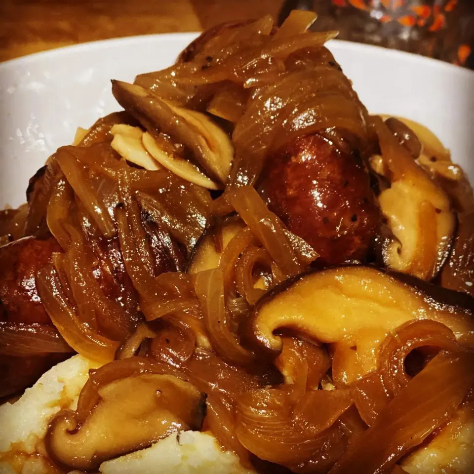 Monday Night Dinner 
Bangers & Mash 
Smoked Beef Sausages
With Creamy Butter Mash Potatoes with a Onion & Mushroom Sauce #bangersanmash #mashpotato #chefemanuel|Emanuel Hayashiさん