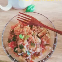 Ratatouille w/ Konjac Rice and Smoked Tofu

•loaded with veggies and garnished with some nutritional yeast and chili flakes 🌈🍅🥕🧅🥒🍆
•completely plant based|cooking.cat@web.deさん