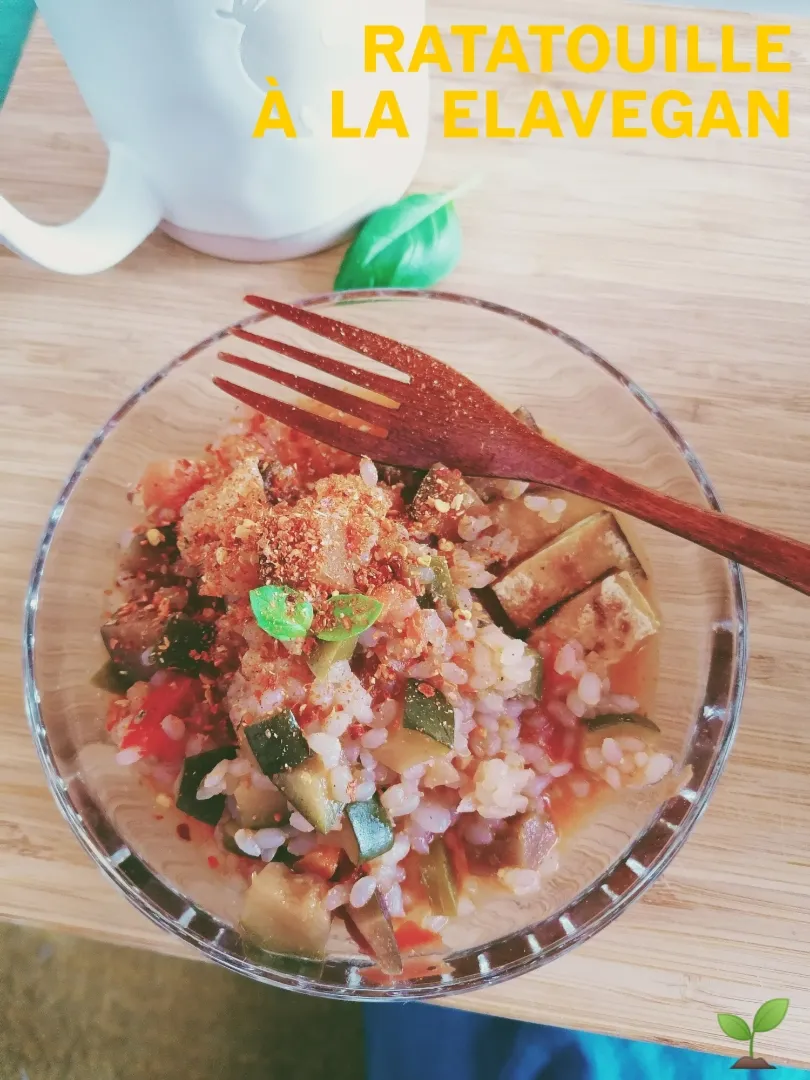 Ratatouille w/ Konjac Rice and Smoked Tofu

•loaded with veggies and garnished with some nutritional yeast and chili flakes 🌈🍅🥕🧅🥒🍆
•completely plant based|cooking.cat@web.deさん