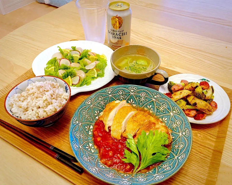 Snapdishの料理写真:今日の夕食　チキンソテーのサルサソース添え　ホタテのカルパッチョ　ジャーマンポテト　新玉ねぎのコンソメスープ　もち麦ごはん|ふわ猫はなちゃんさん