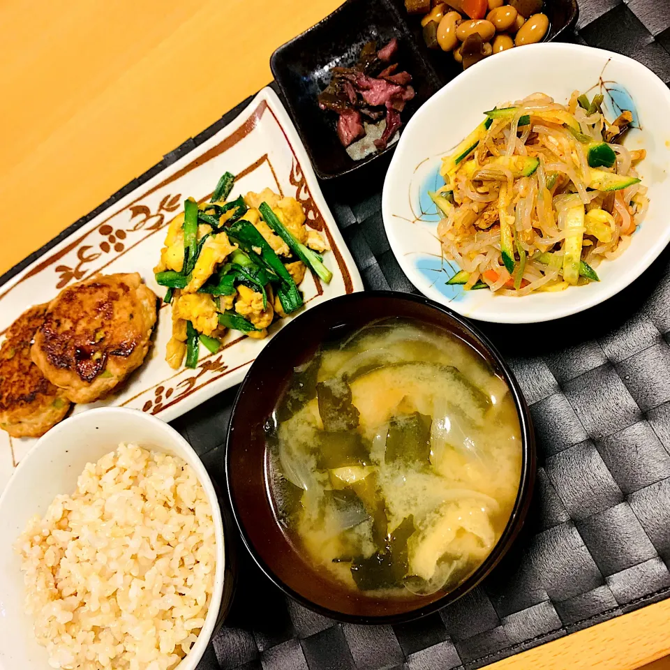 やわらかい玄米🍚つくね 🐓ニラ玉🥚わかめ味噌汁😆漬物😊五目豆✨春雨サラダ🥗|あやこさん