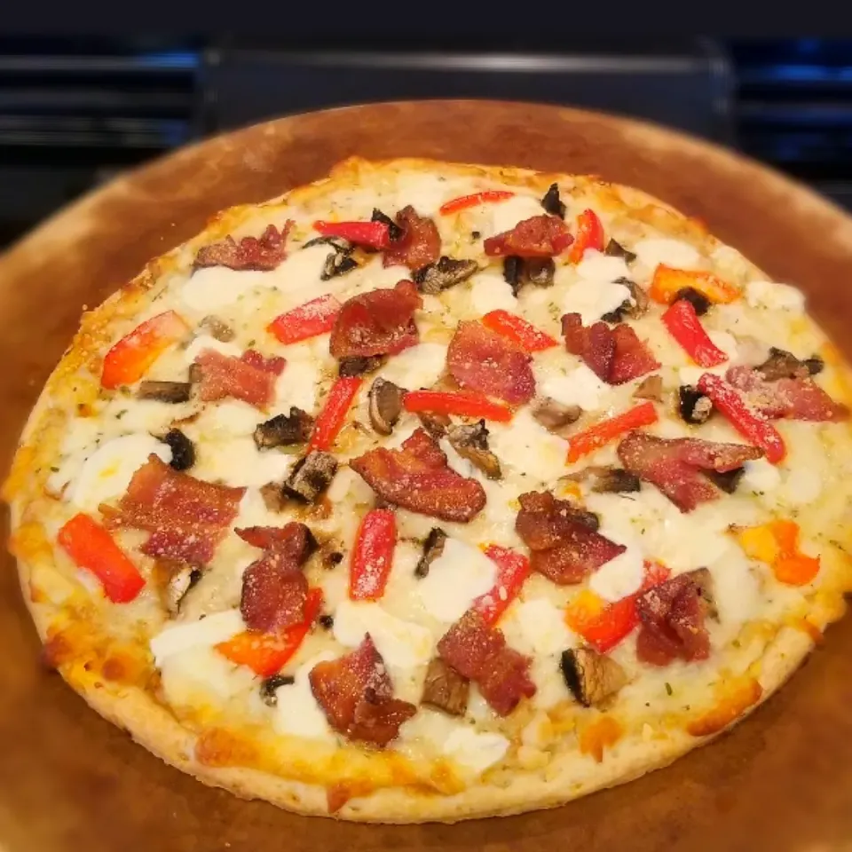 Snapdishの料理写真:Bacon Cheesy Pizza|Harlea Mariaさん