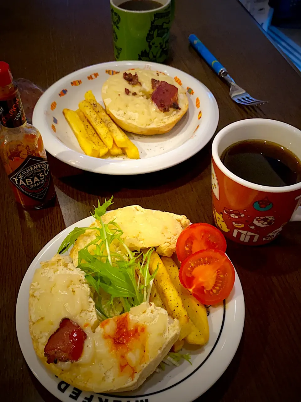 ベーグルピザ🥯　パストラミビーフ　水菜&トマト🍅　スコーピオンソース　フライドポテト🍟　粗挽き胡椒　コーヒー☕️|ch＊K*∀o(^^*)♪さん