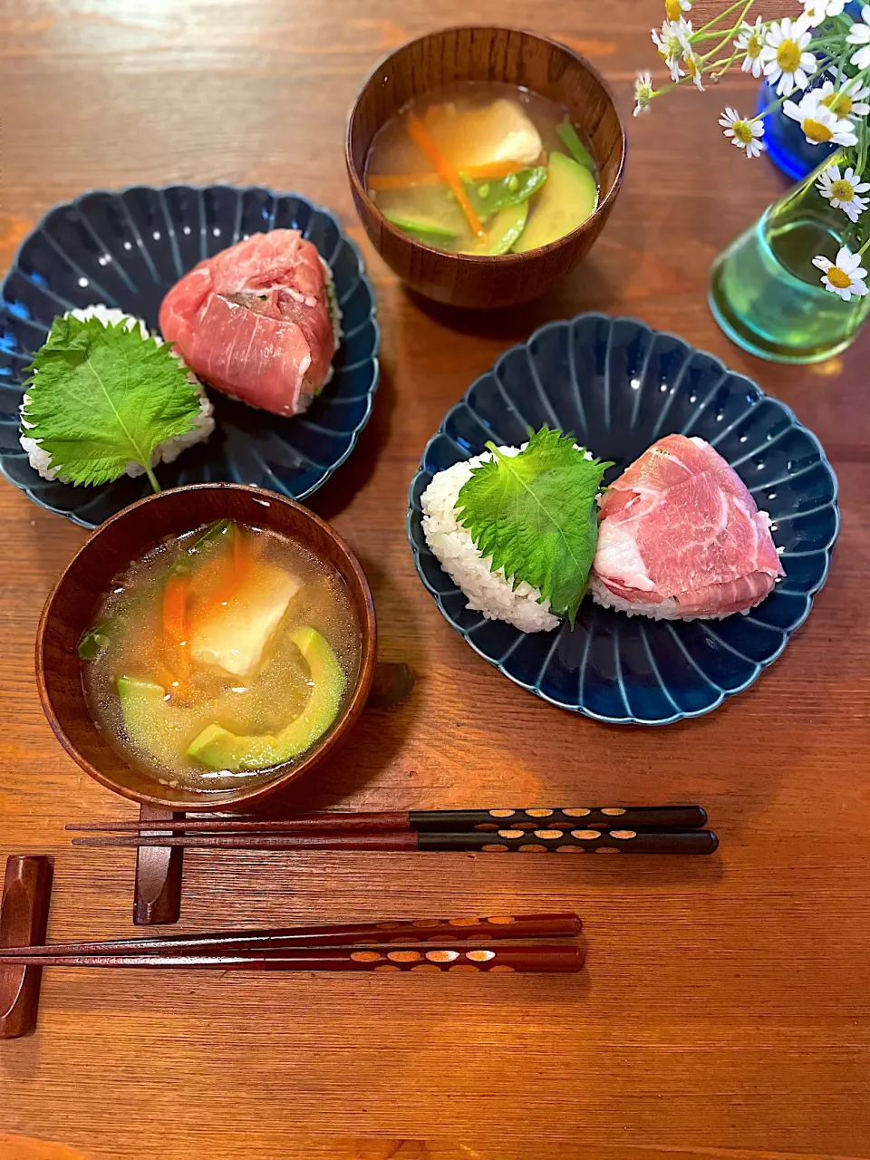 生ハムのおにぎりとアボカドのサラダ味噌汁|ＭＡＲＵＥ家の食卓さん