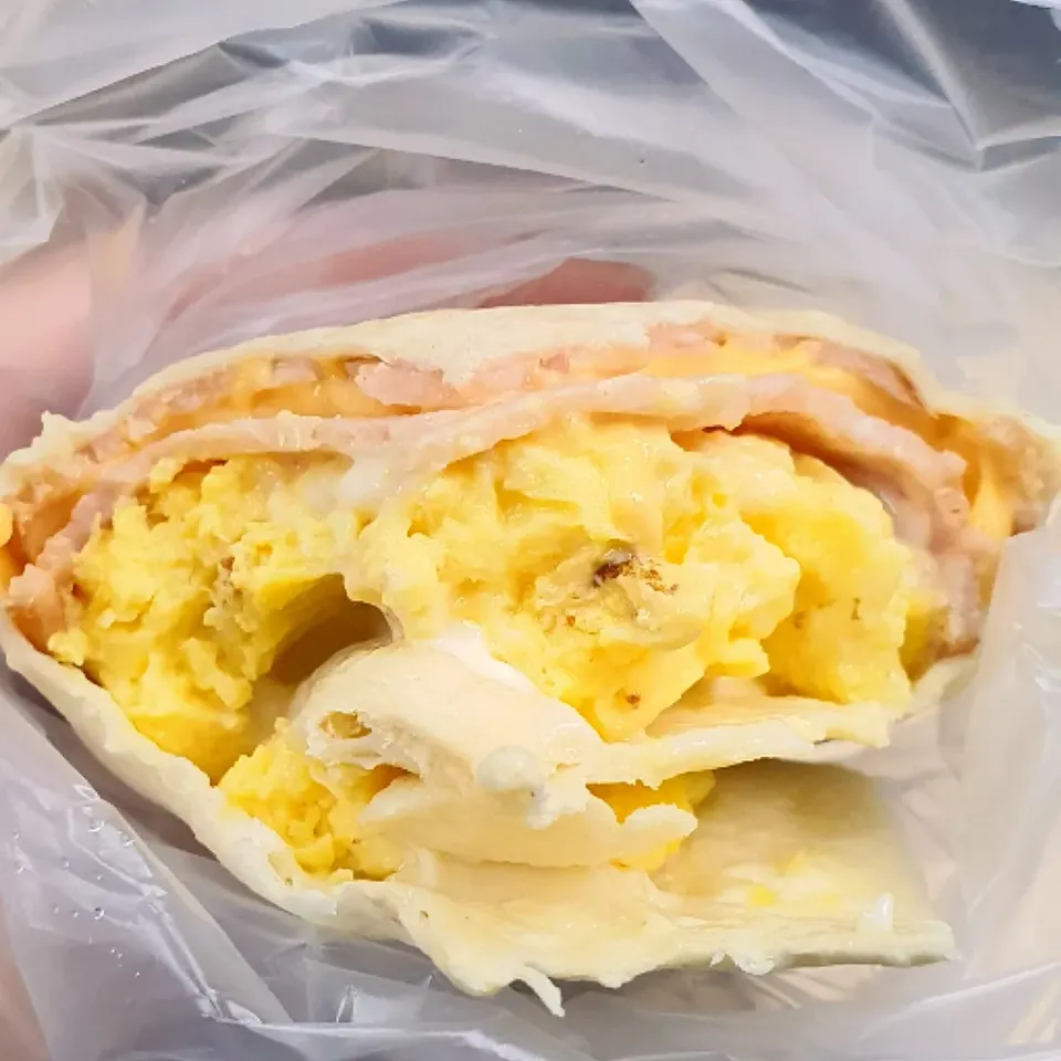 Scrambled egg ham 🧀mayo wrap🥰🤪😋🥰😍
with Coffee Milk ☕|🌷lynnlicious🌷さん