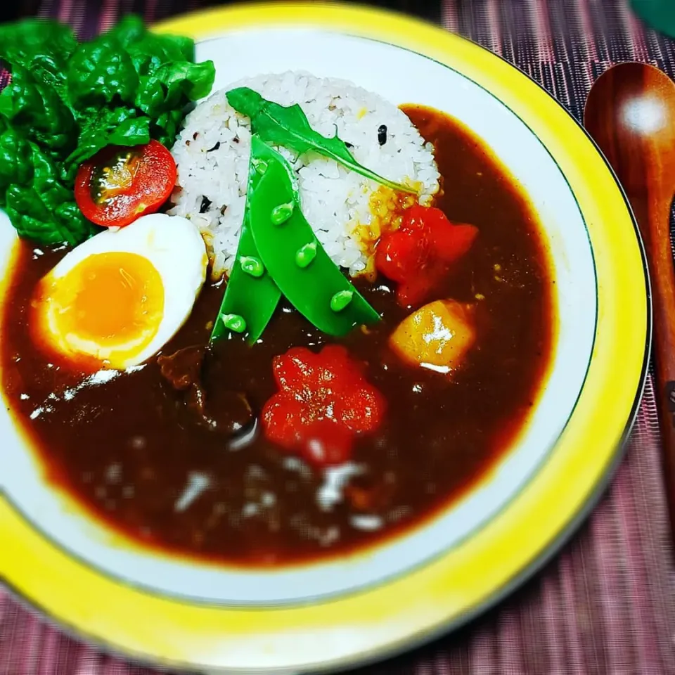 春野菜でお花見気分🌸
牛すじカレー🍛|yukaringoさん