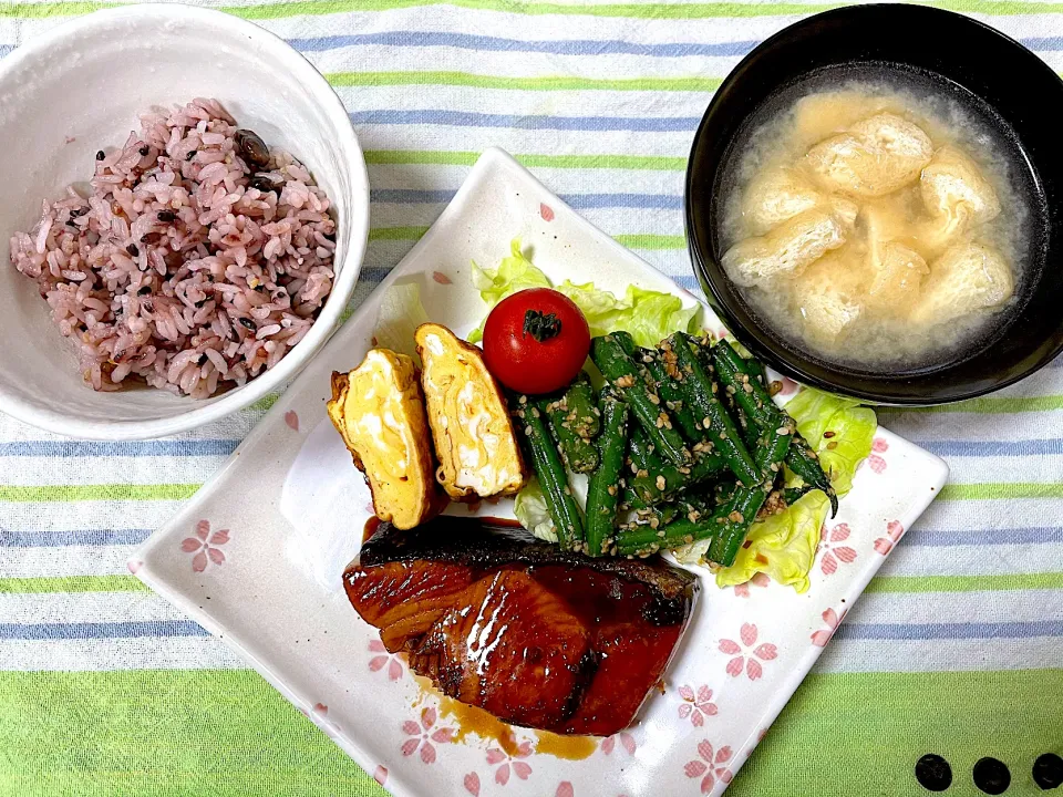 ブリ照り焼き、インゲン胡麻和え、卵焼き、薄揚げの麹味噌汁|jackybeanさん