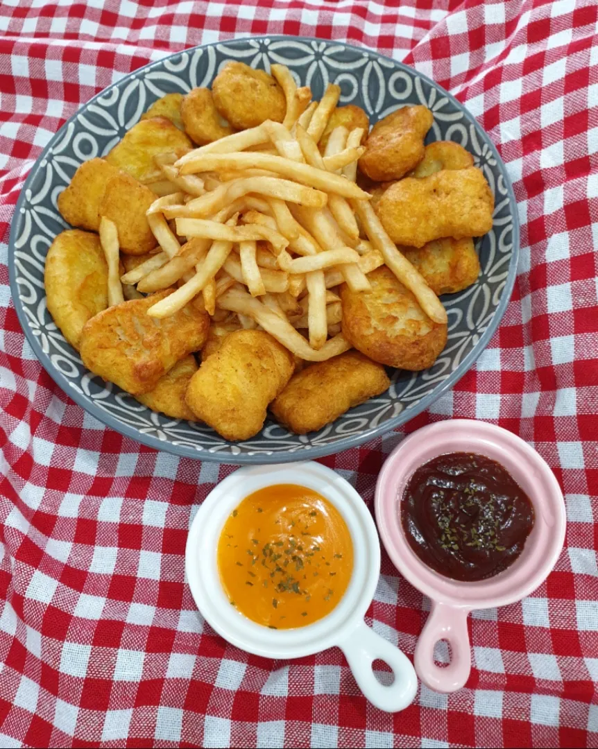 Chicken + Fish Nuggets w/ Fries|envymaqueenさん