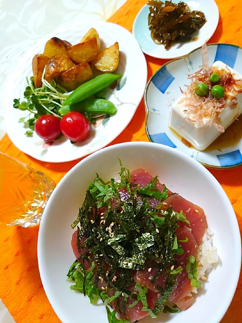 宴
独りごはん

新じゃがのカレー炒め
新ワカメのつくだ煮
マグロ漬け丼|🍒ふみりん🍒さん