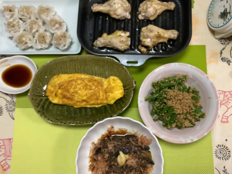 Snapdishの料理写真:手羽先焼き、いんげんごま和え、なすの煮浸し、チーズオムレツ、しゅうまい(冷凍)|peanutsさん