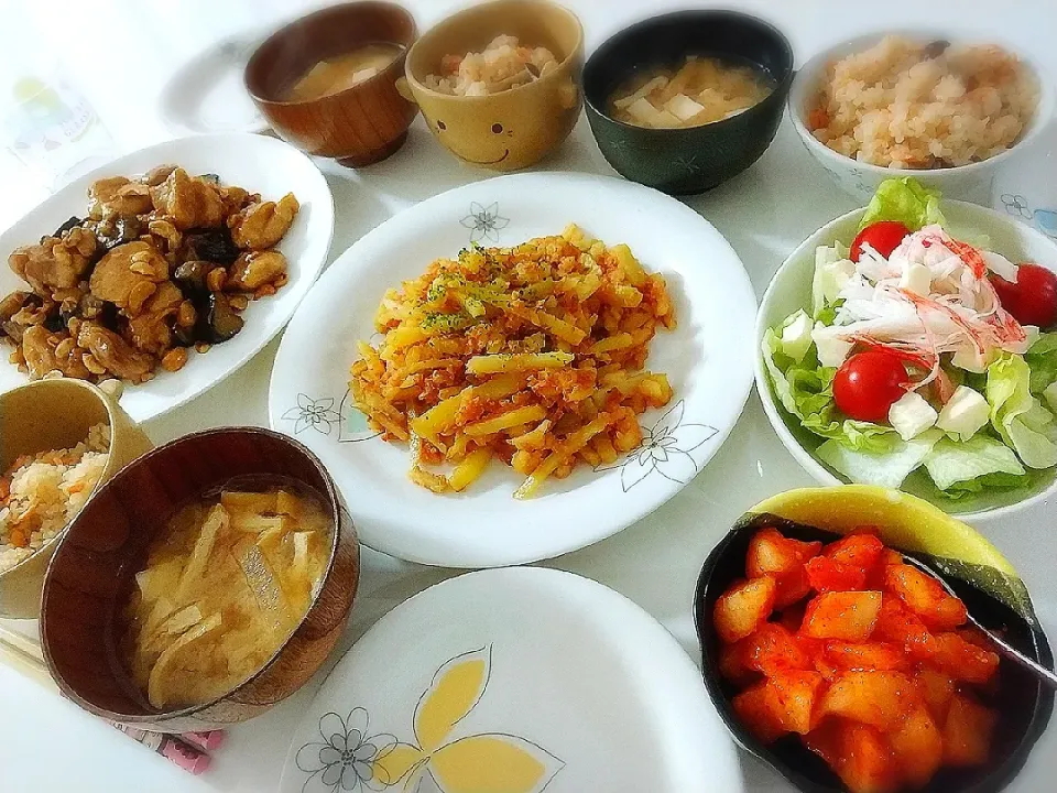 夕食(*^^*)
鮭としめじの炊き込み御飯
鶏肉とナスとカシューナッツ炒め
じゃがいもとタラコのバター醤油炒め
サラダ🥗(レタス、プチトマト、カニカマ、チーズ)
オイキムチ
お味噌汁(大根、油揚げ、豆腐)|プリン☆さん