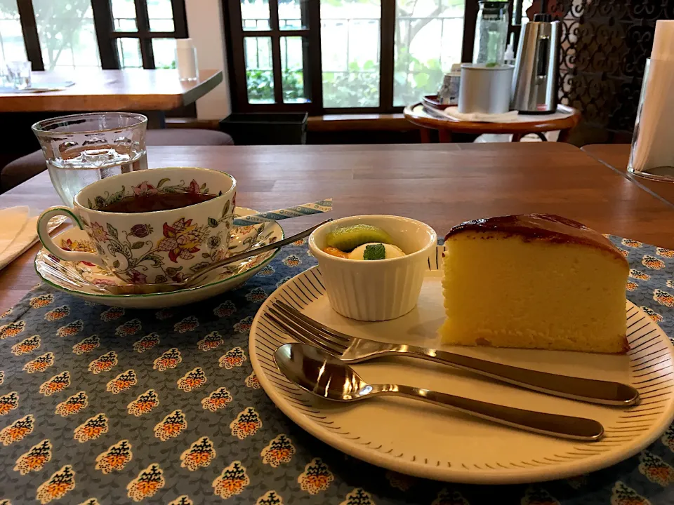 Snapdishの料理写真:クリームチーズケーキ、紅茶|こいちさん