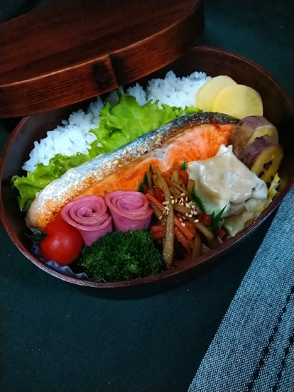 Snapdishの料理写真:鮭・シュウマイ・金平ごぼう・さつまいも
　今日のお弁当*27|cheryl_tasteさん