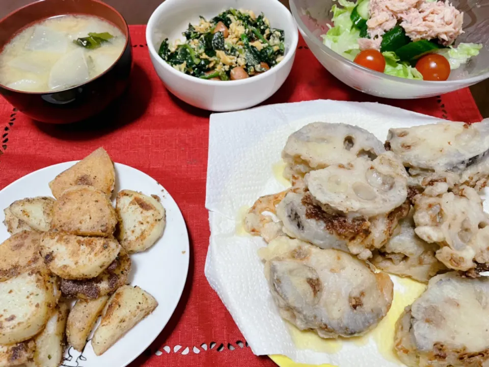 Snapdishの料理写真:れんこんのはさみ揚げ&アンチョビポテト&ほうれん草のソテー&サラダ&大根とわかめのお味噌汁|やんやんさん