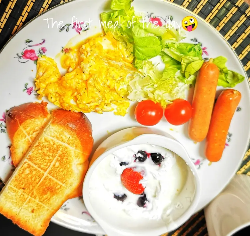 ごパン〜スクランブルエッグ
ウインナー、サラダ、ヨーグルト👍🤪🥗☕|ペンギンさん