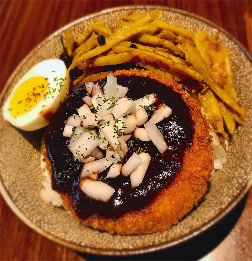 メンチカツと鶏ヤゲンと牛蒡のカレーリーフ炒めの合い盛り丼|deekay71さん