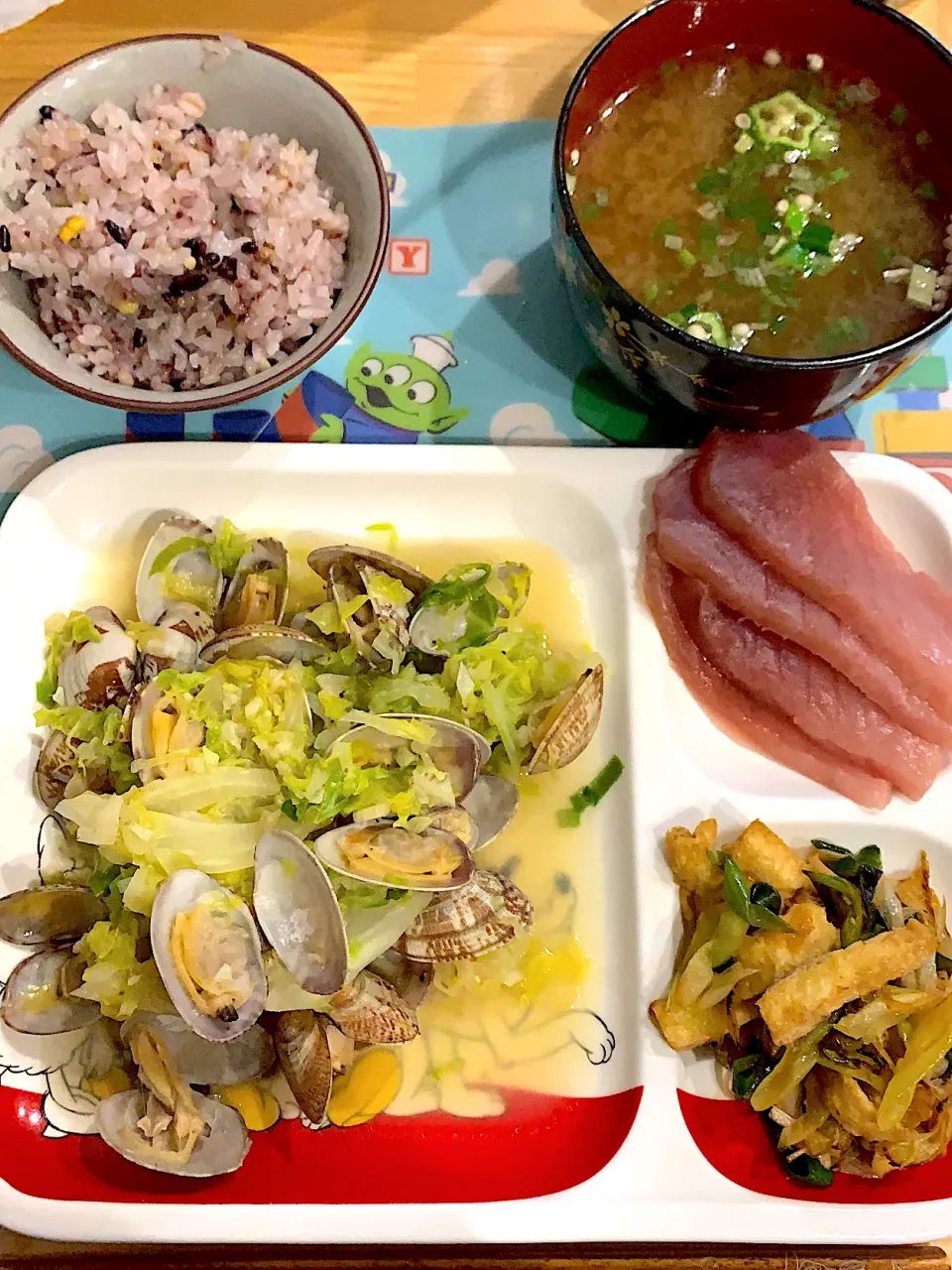 ・キャベツとアサリの酒蒸し　・マグロのお刺身　・長ネギと油揚げの炒め物|ぺろたんさん