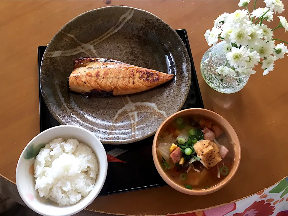 おひとり焼き魚ランチ♡|さくたえさん