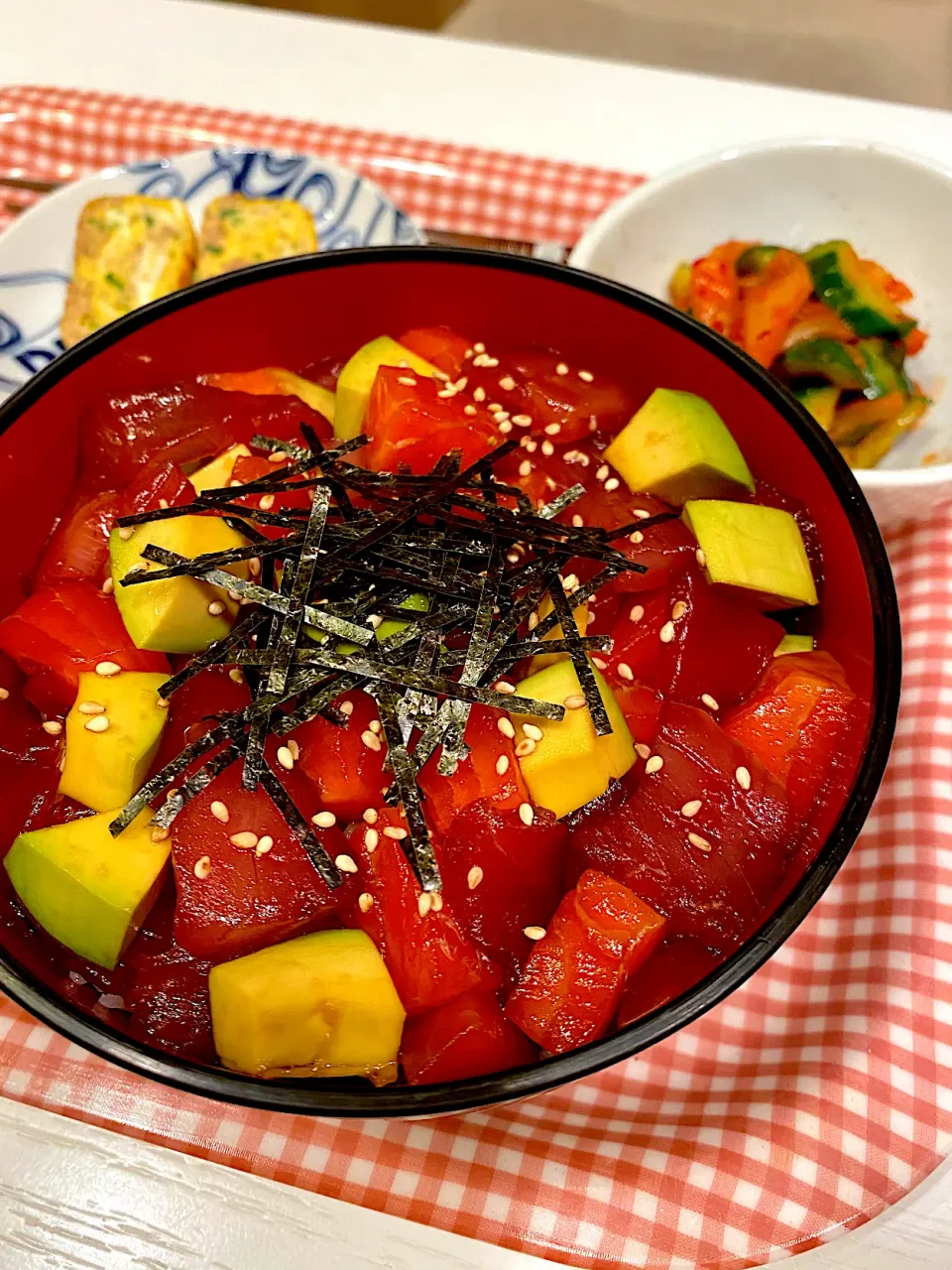 Snapdishの料理写真:マグロサーモンアボカド丼|usako☆さん