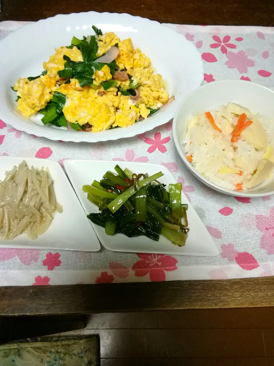 Snapdishの料理写真:おうちでお花見🌸

晩ごはん🌃🍴

タケノコご飯を作りました😊|にんにくと唐辛子が特に好き❤️(元シャリマー)さん