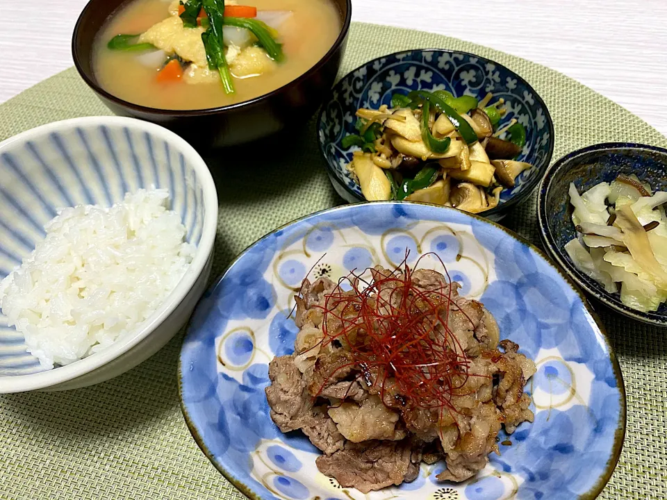 Snapdishの料理写真:牛肉塩麹炒め、きのことピーマン甘酢炒め、セロリ塩昆布漬け|ずずさん