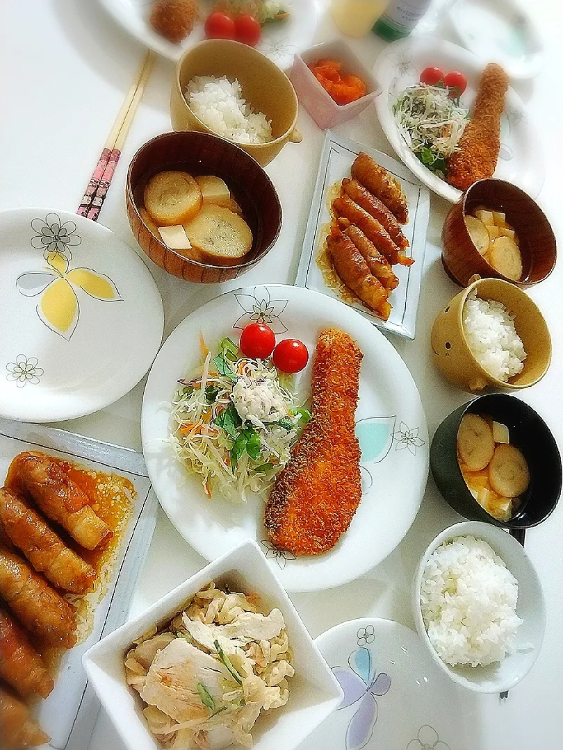 Snapdishの料理写真:夕食(*^^*)
肉巻きポテト
サーモンフライ&サラダ
蒸し鶏とマカロニゴマサラダ
オイキムチ
お味噌汁(豆腐、焼麩)|プリン☆さん