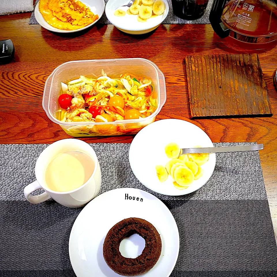 Snapdishの料理写真:3月 25日　朝ごはん　チョコドーナツ、カフェオレ、ヨーグルトバナナ、マリネ|yakinasuさん