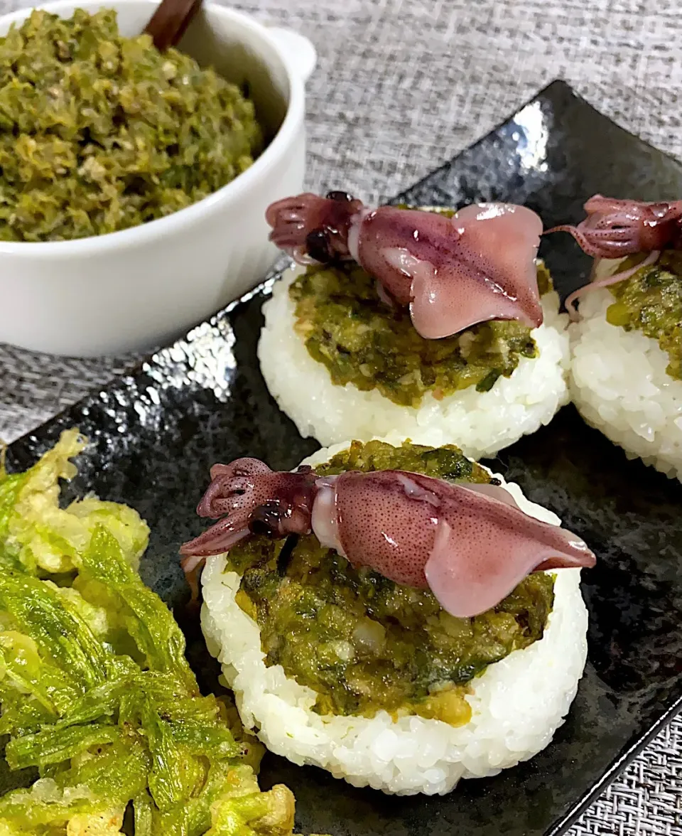 ふきのとう味噌で焼きおにぎり🦑ホタルイカのせ|あまねこ🌿さん