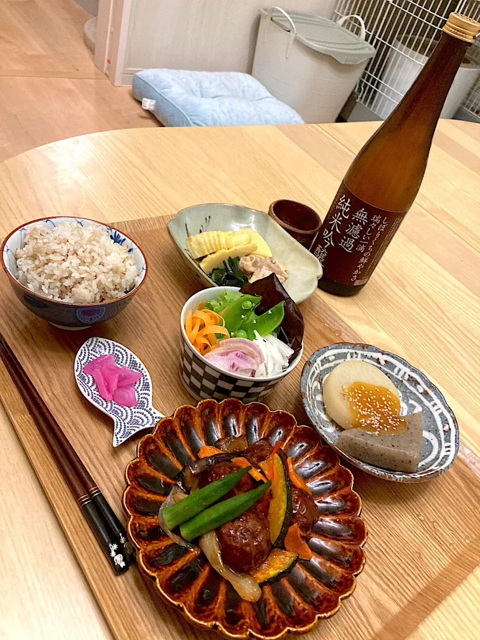 Snapdishの料理写真:今日の夕食　肉団子の甘酢あん　ふろふき大根とこんにゃくのゆず味噌かけ　若竹煮　サラダ　桜漬け　もち麦ごはん|ふわ猫はなちゃんさん