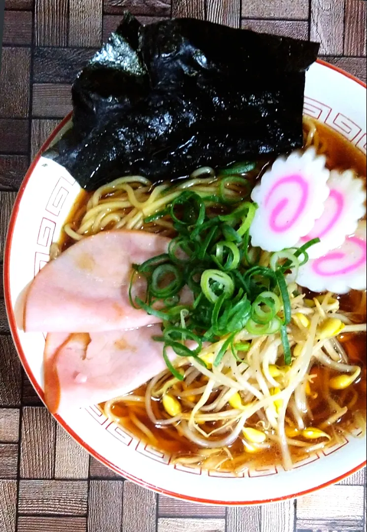 Snapdishの料理写真:醤油ラーメン 😚🍜|fumi ◡̈⋆さん