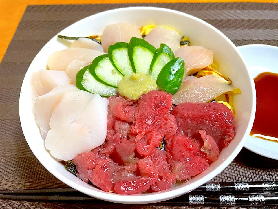 Snapdishの料理写真:ホタテとハマチとマグロ中落ち丼|ワタルキャンプさん