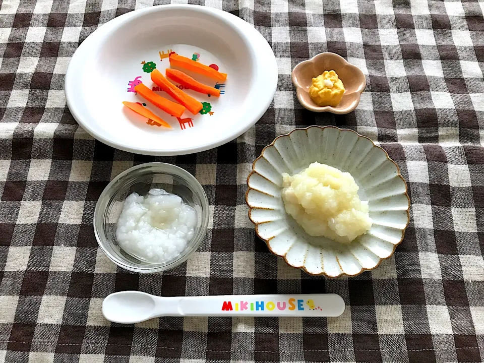 【離乳食】たらポテ、にんじん、7倍がゆ、卵黄ペースト&卵白米粒3つ分|sayaさん