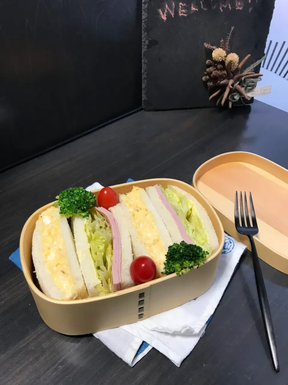 Snapdishの料理写真:玉子サンドとハムサンド弁当|sasori595さん