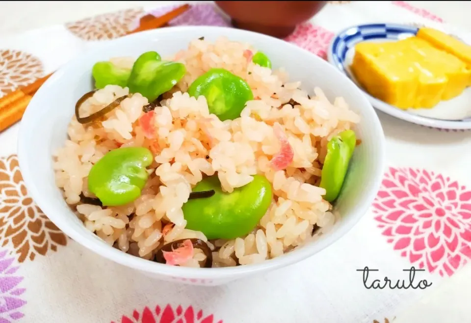 Snapdishの料理写真:そら豆と桜えび塩昆布✨
昆布つゆ白だしde春炊き込みご飯😋🌱🌸|taruto⭐️さん