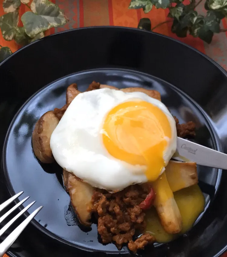 🍳冷蔵庫整理で発見された仲間たちで一皿🍽 エリンギソテーのドライカレーwithトロトロ目玉焼き乗っけ🍳|Hollyさん