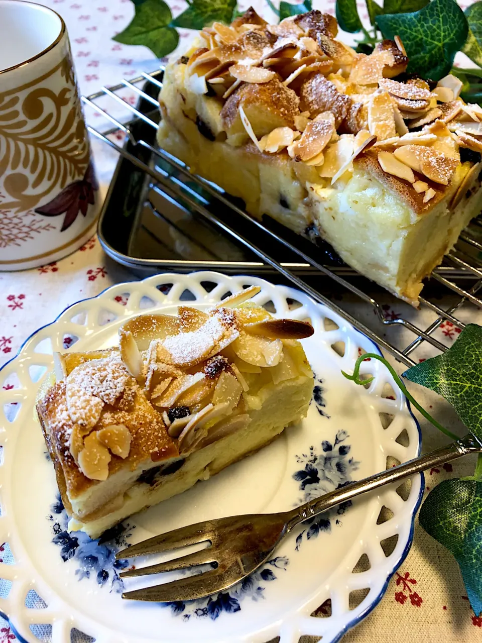 ちょこさんの料理 簡単！フレンチトースト風
食パンdeパウンドケーキ♪＊いちご＊流、バナナチョコ粒ジャム入り🍫アーモンドスライストッピング〜♥️✨|＊いちご＊さん