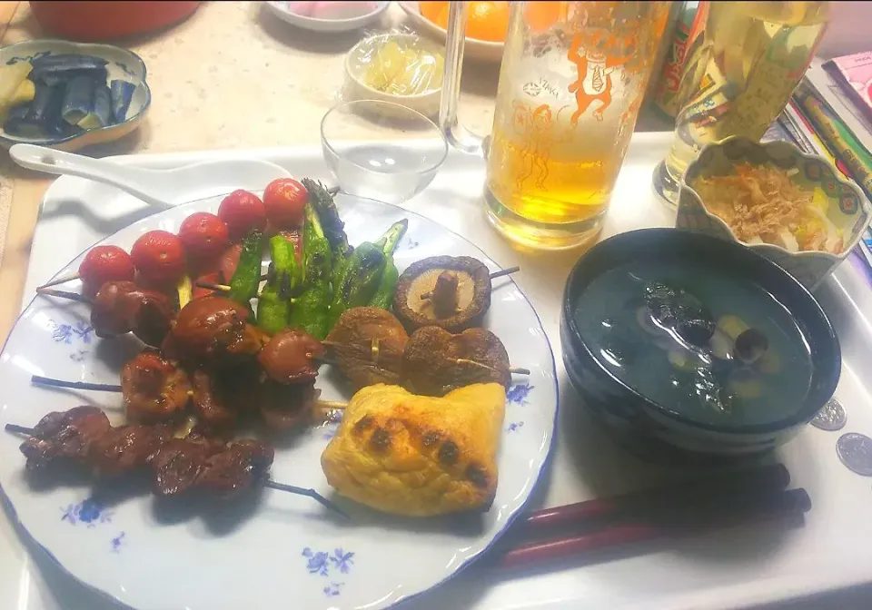 3／22（月）夕食。
焼き鳥と焼き串野菜。あぶらげに納豆チーズキムチ入れて焼いたヤツ。
しじみとワカメのスープ。
白菜とチクワのお浸し。|へいちゃんさん