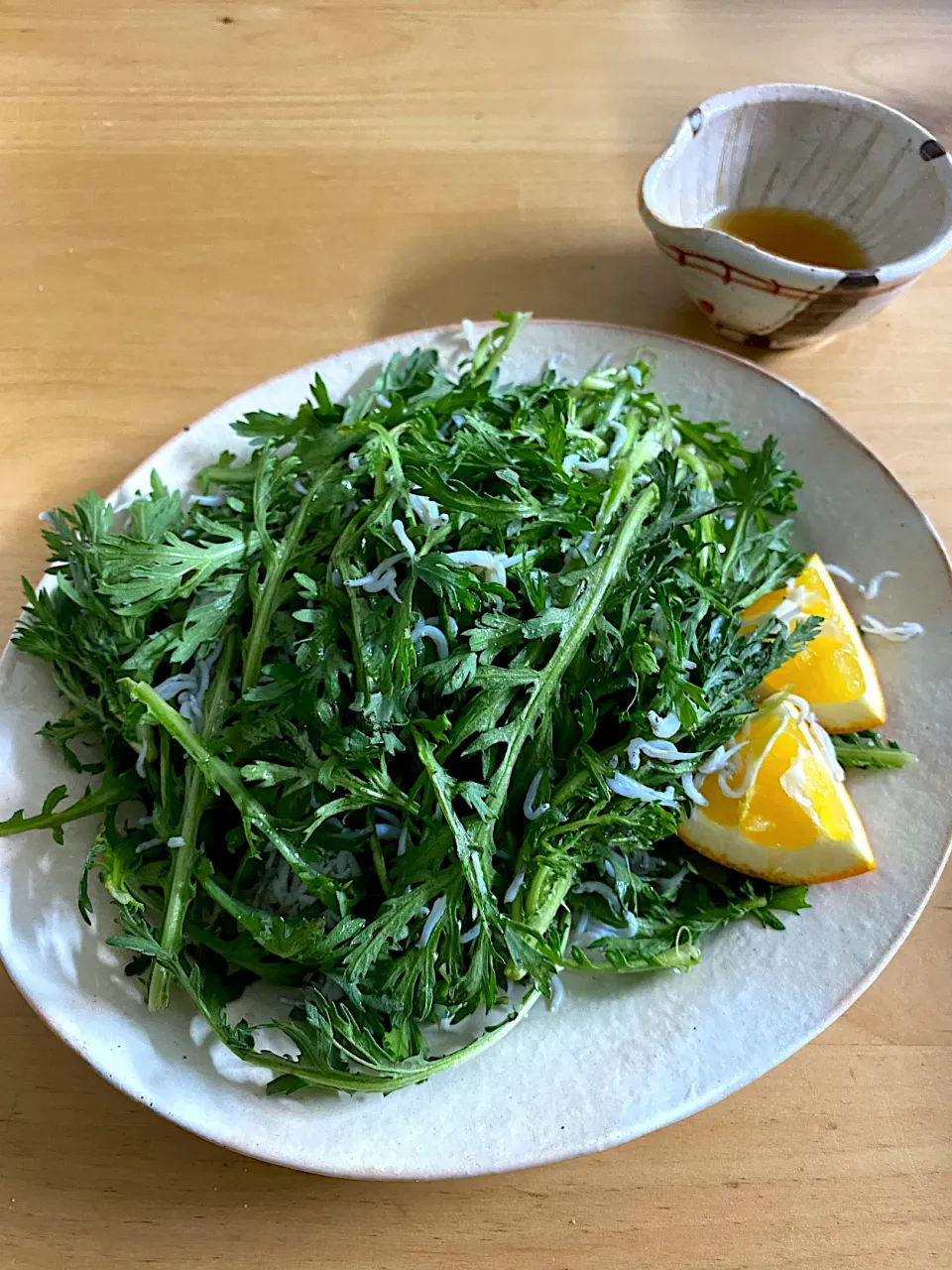 春菊と白魚のサラダ🥗|しろくまさん