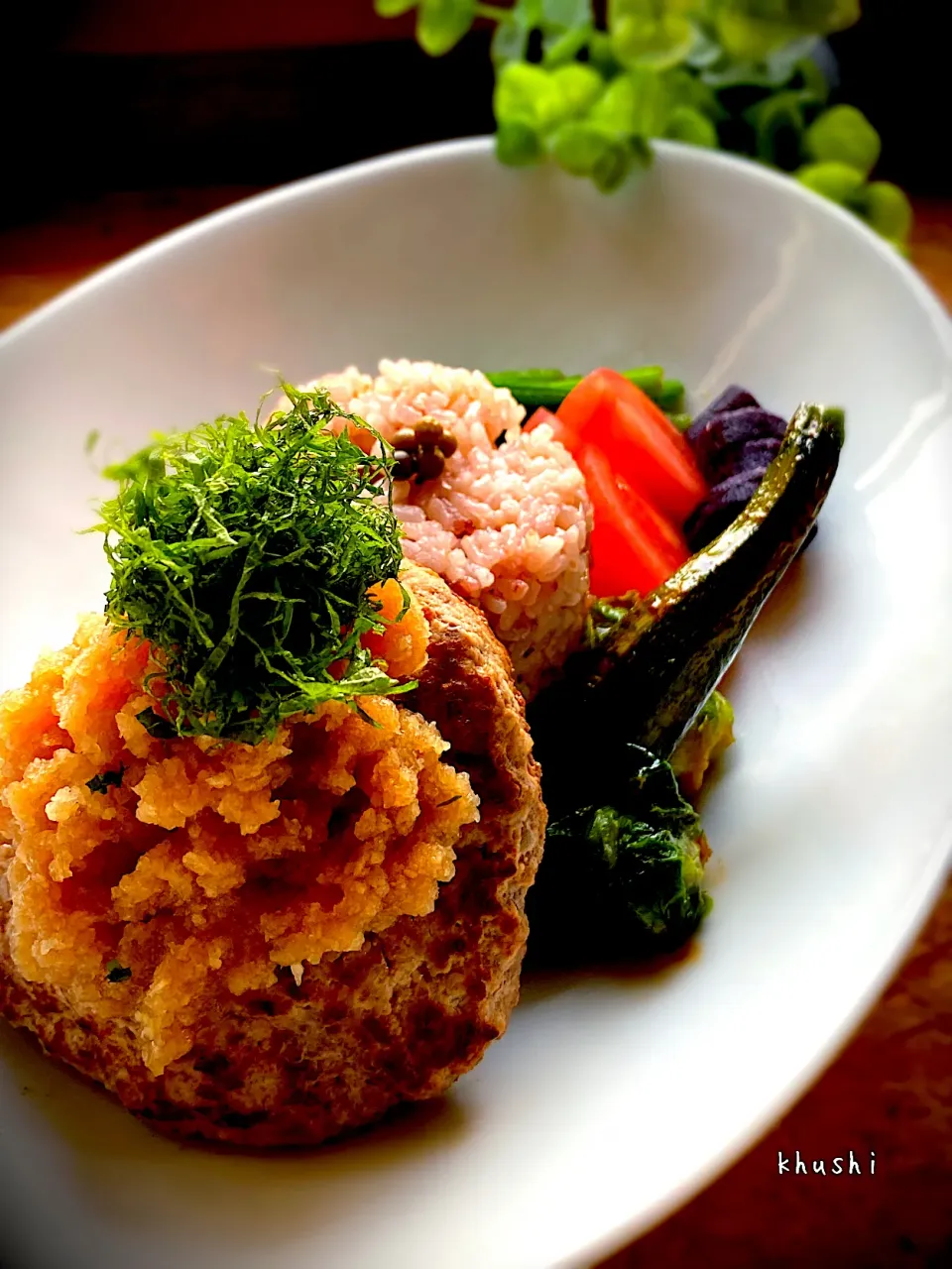 和風おろしの豆腐入フワフワハンバーグ🇯🇵〜芽キャベツ・チビズッキーニ・黒人参🥕グラッセ・トマト🍅・ほうれん草ソテーを添えて〜桜🌸色のごはん🍚には純胡椒|KOZUEさん