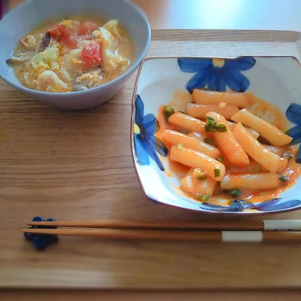 Snapdishの料理写真:朝ごはん☀️チーズトッポギ、中華スープ|Rie*さん