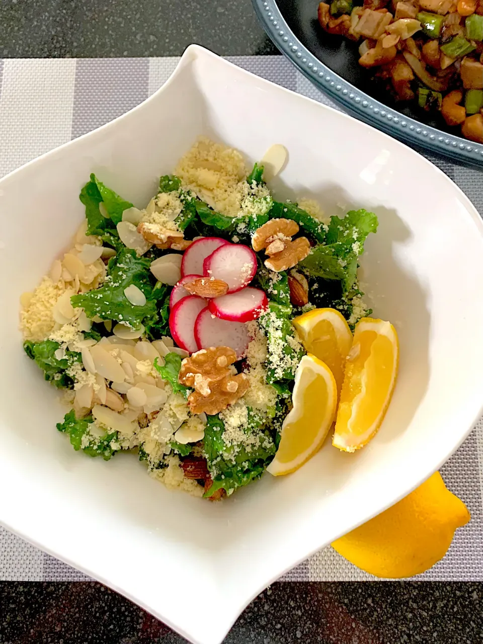 ケールとナッツのシーザーサラダ🥬🥗|シュトママさん