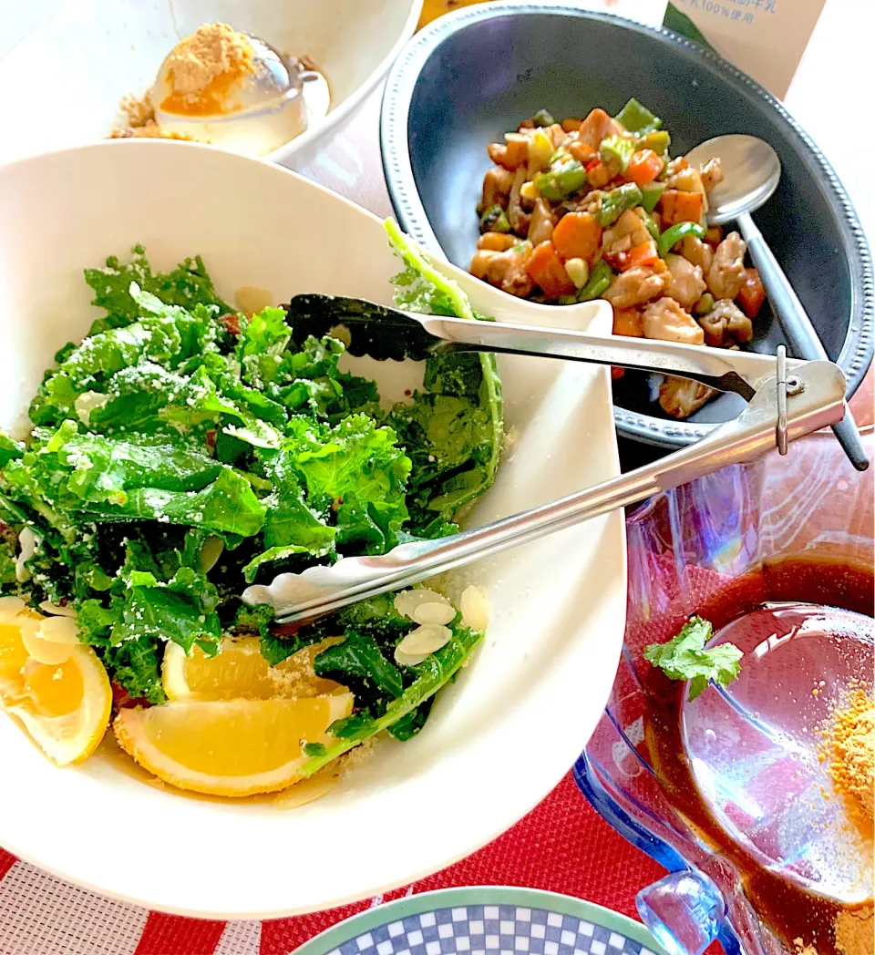 Snapdishの料理写真:ケールとナッツのシーザーサラダ🥬🥗朝ごはん|シュトママさん