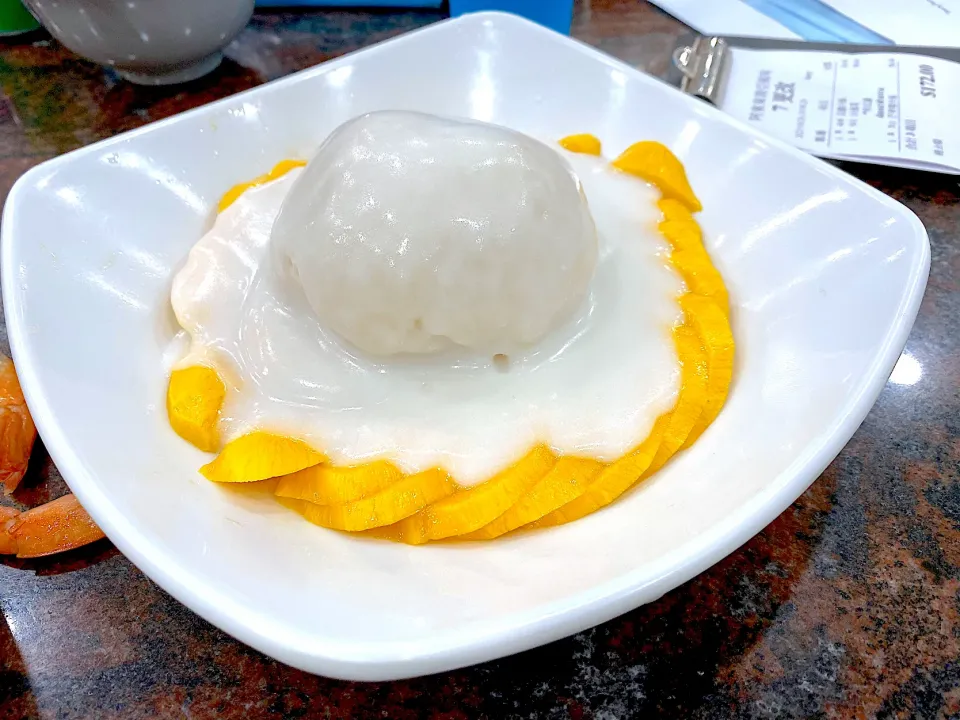 Glutinous rice with mango|skyblueさん