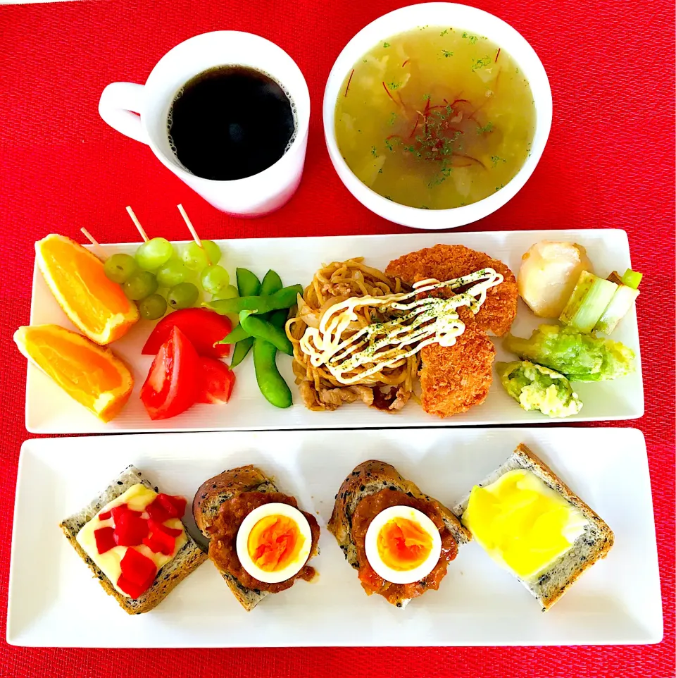 ハッピーモーニングセット💖ミニオープンサンド🍞スパイスチキンカレーに茹で卵😋チーズに沢庵😋チーズに福神漬け👍昨夜の残り物を盛り付け💖枝豆、焼きそば、コロッケ、帆立長ネギソテー💖|HAMI69さん